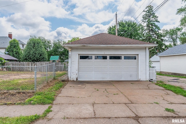 1035 W Locust St, Davenport, IA 52804 - detached garage with a gate