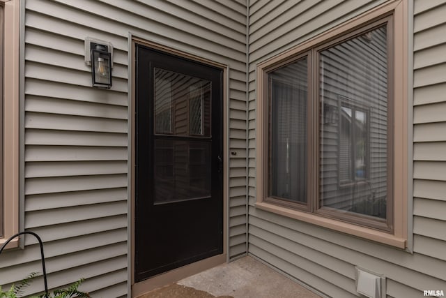 4554 Bunker Hill Dr, Bettendorf, IA 52722 - entrance to property