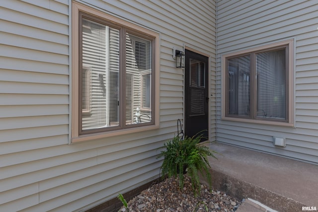 4554 Bunker Hill Dr, Bettendorf, IA 52722 - view of exterior entry