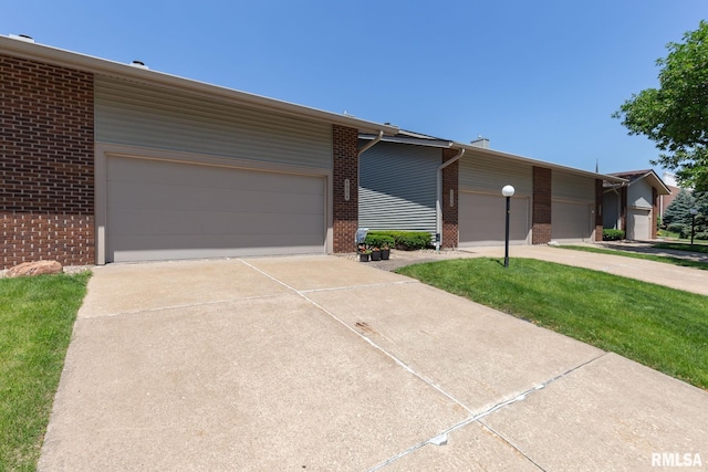 4554 Bunker Hill Dr, Bettendorf, IA 52722 - mid-century modern home featuring brick siding, driveway, and a garage