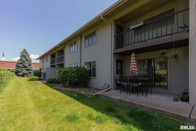 4554 Bunker Hill Dr, Bettendorf, IA 52722 - view of green lawn featuring a balcony and a patio