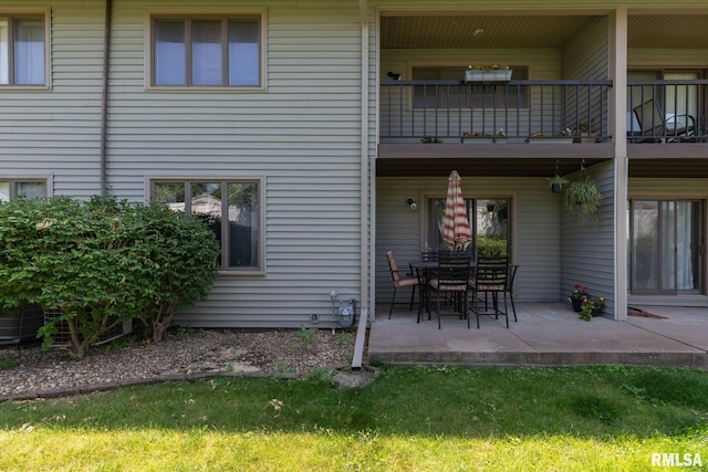 4554 Bunker Hill Dr, Bettendorf, IA 52722 - rear view of property with a balcony and a patio