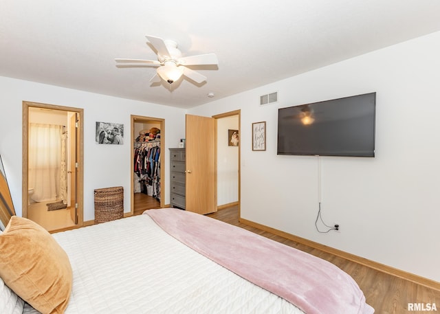 624 Mineral Creek Dr, Colona, IL 61241 - bedroom with wood finished floors, a spacious closet, a closet, ensuite bath, and a ceiling fan