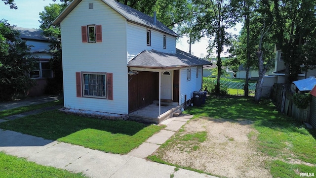915 S 5th St, Clinton, IA 52732 - view of front of house featuring roof with shingles