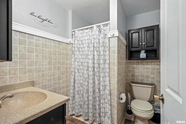 885 47th Ave, East Moline, IL 61244 - full bath with tile walls, vanity, and curtained shower