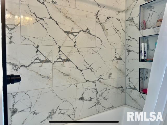 402 SW 7th Ave, Aledo, IL 61231 - full bath with shower / bath combination