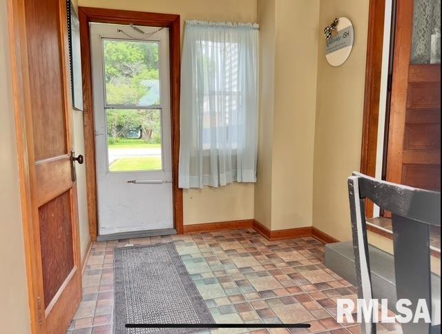 402 SW 7th Ave, Aledo, IL 61231 - entryway with stone finish flooring