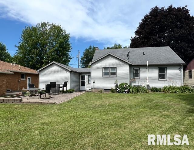 402 SW 7th Ave, Aledo, IL 61231 - back of property featuring a patio area and a yard