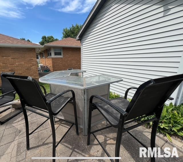 402 SW 7th Ave, Aledo, IL 61231 - view of patio with outdoor dining space