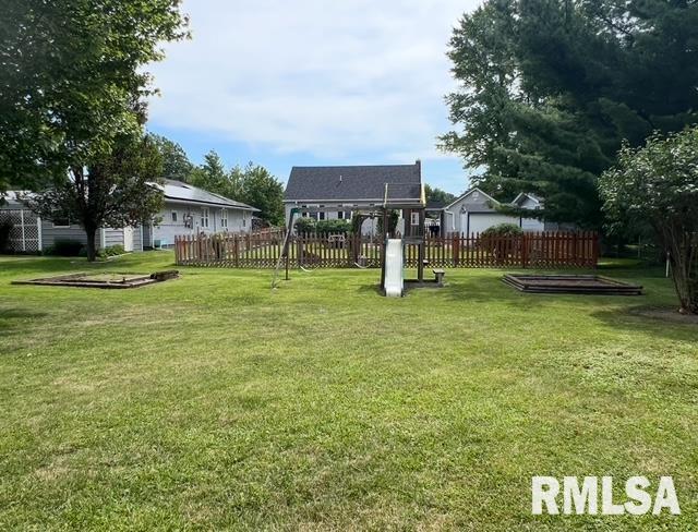 402 SW 7th Ave, Aledo, IL 61231 - view of yard