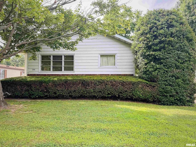 208BAGGOTT None St, Zeigler, IL 62999 - view of side of property with a lawn