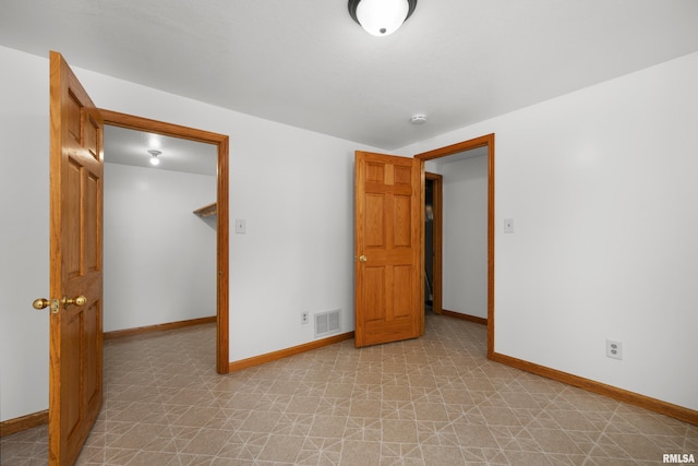 222 6th St, Buffalo, IA 52728 - empty room featuring light floors and a smoke detector