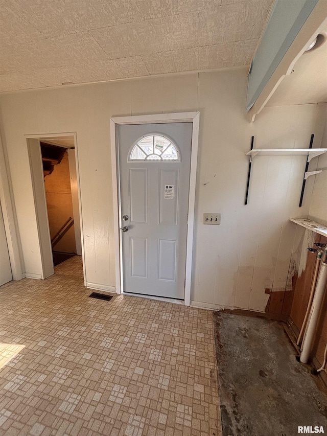 324 S Cottage St, Kewanee, IL 61443 - foyer entrance with baseboards
