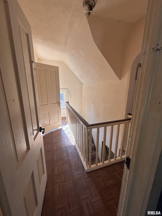 324 S Cottage St, Kewanee, IL 61443 - corridor featuring an upstairs landing, lofted ceiling, and a textured ceiling