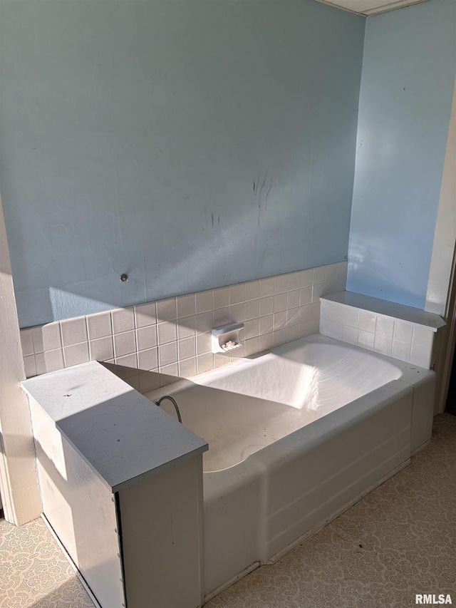 324 S Cottage St, Kewanee, IL 61443 - full bath featuring backsplash and a bath