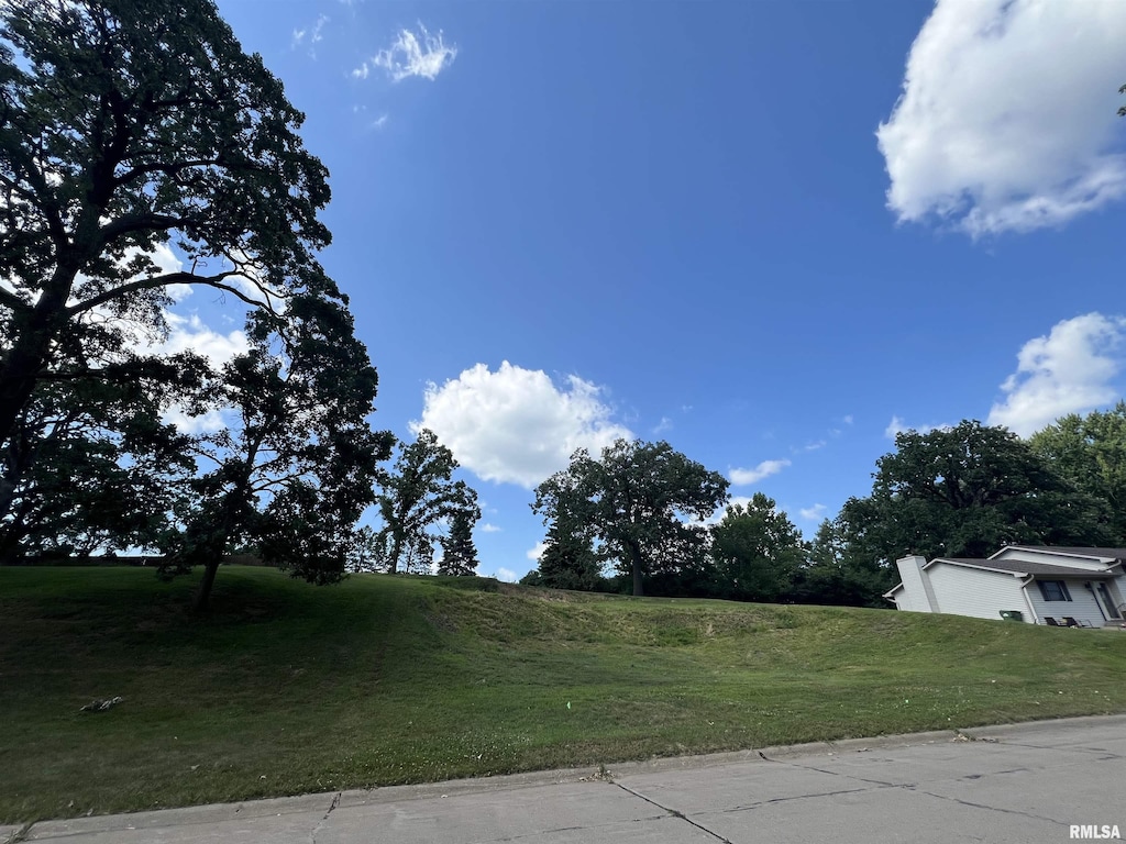 558 Breezy Point Dr, Clinton, IA 52732