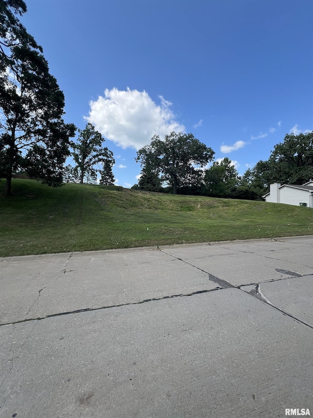 558 Breezy Point Dr, Clinton, IA 52732