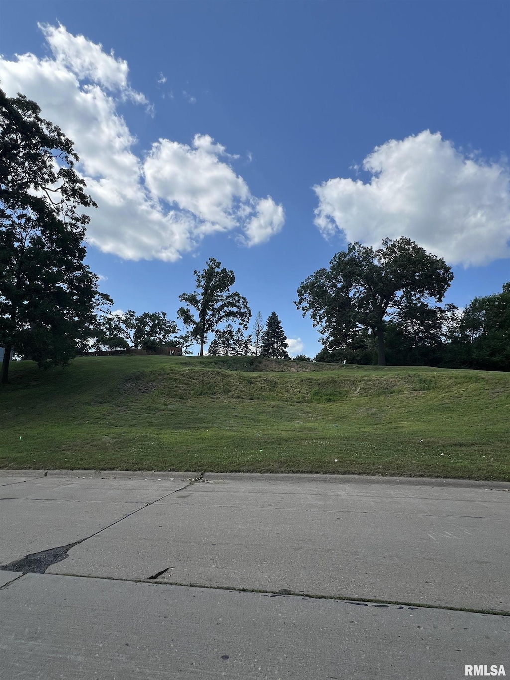 558 Breezy Point Dr, Clinton, IA 52732