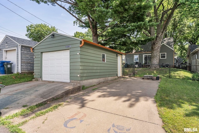 3110 Arlington Ave, Davenport, IA 52803 - detached garage featuring concrete driveway