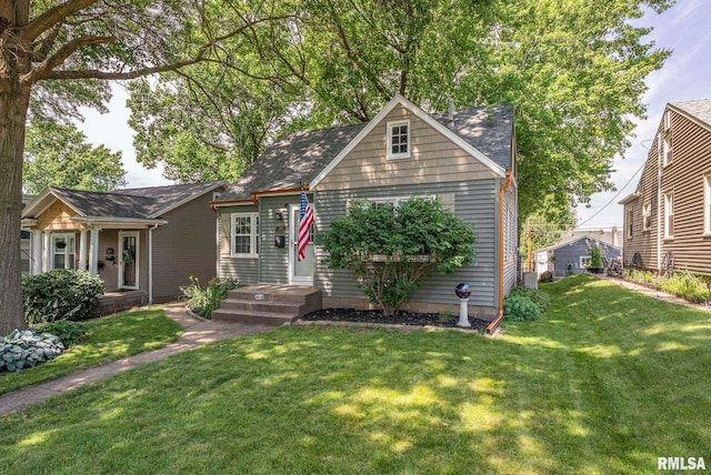 3110 Arlington Ave, Davenport, IA 52803 - view of front of home with a front lawn