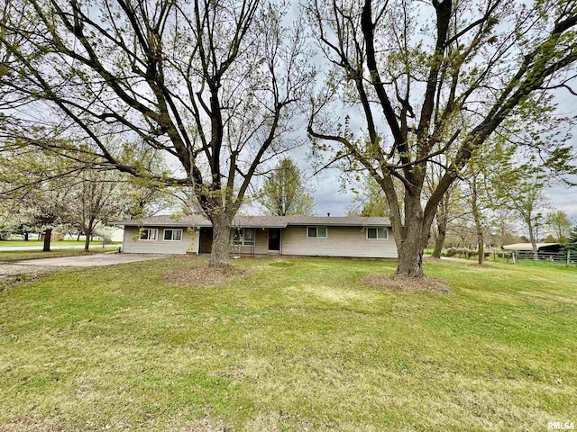 1401 12th Ave, Viola, IL 61486 - single story home featuring a front yard