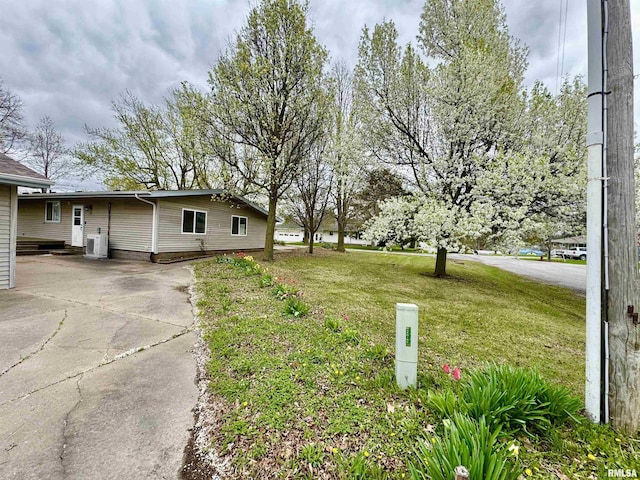 1401 12th Ave, Viola, IL 61486 - view of green lawn