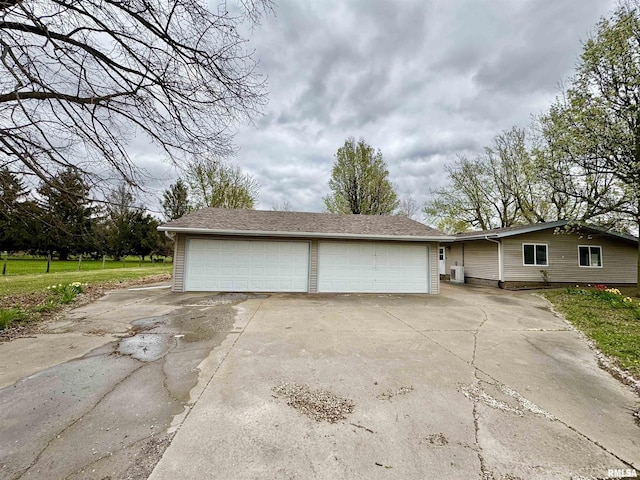 1401 12th Ave, Viola, IL 61486 - view of front of property with a garage