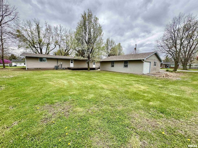 1401 12th Ave, Viola, IL 61486 - back of house featuring a yard