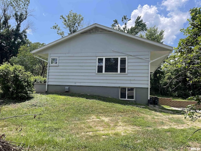 304 Lynda Dr Unit A/B, Carbondale, IL 62901 - view of side of property featuring a lawn