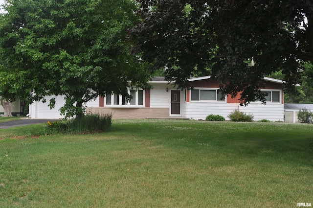 30154 395th Ave, Bellevue, IA 52031 - view of front of property featuring a front lawn, driveway, and an attached garage