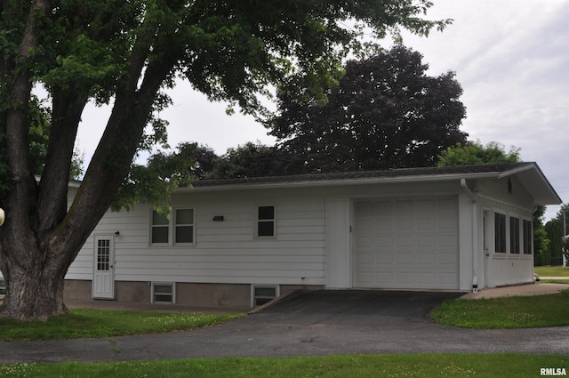 30154 395th Ave, Bellevue, IA 52031 - view of side of home with driveway and an attached garage