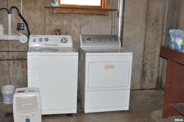 30154 395th Ave, Bellevue, IA 52031 - laundry area with separate washer and dryer