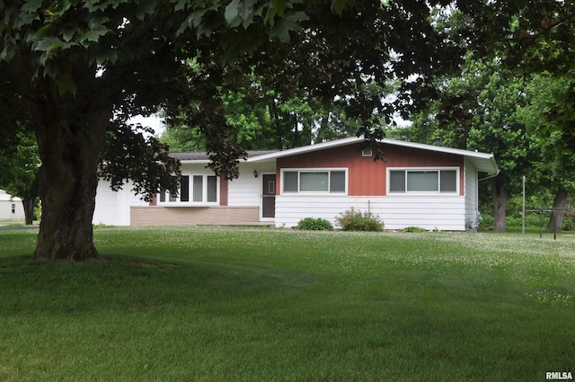 30154 395th Ave, Bellevue, IA 52031 - ranch-style home featuring a front lawn