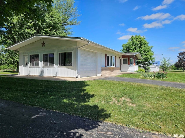 30154 395th Ave, Bellevue, IA 52031 - view of front of property featuring a garage, a front lawn, and board and batten siding