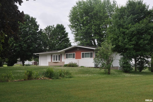 30154 395th Ave, Bellevue, IA 52031 - ranch-style house with a front lawn and a garage
