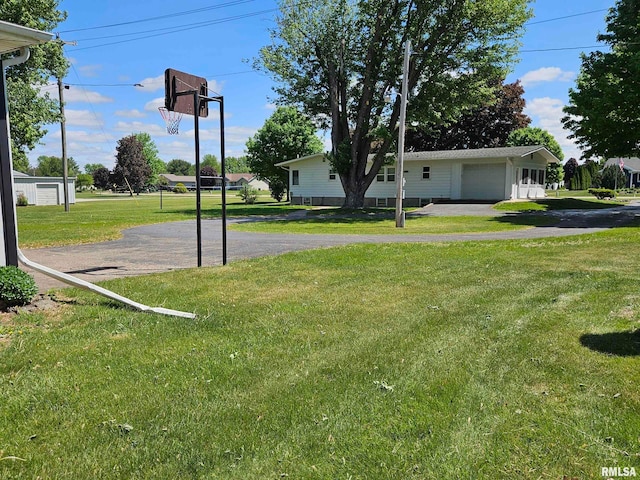30154 395th Ave, Bellevue, IA 52031 - view of grassy yard with driveway and a garage