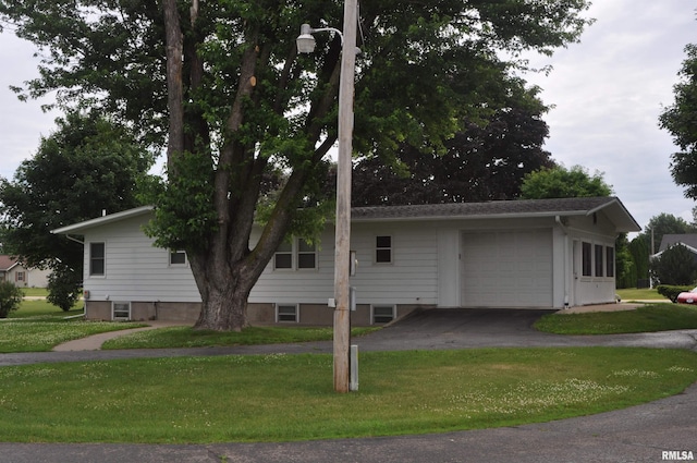30154 395th Ave, Bellevue, IA 52031 - view of side of home with a garage, asphalt driveway, and a lawn