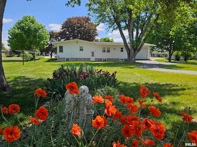 30154 395th Ave, Bellevue, IA 52031 - view of green lawn with driveway and a garage