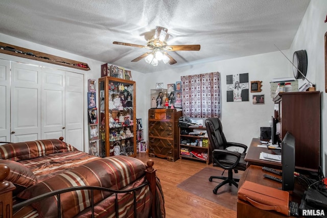 1903 Melvin Rd, West Frankfort, IL 62896 - bedroom with an office area, wood finished floors, a textured ceiling, a closet, and ceiling fan