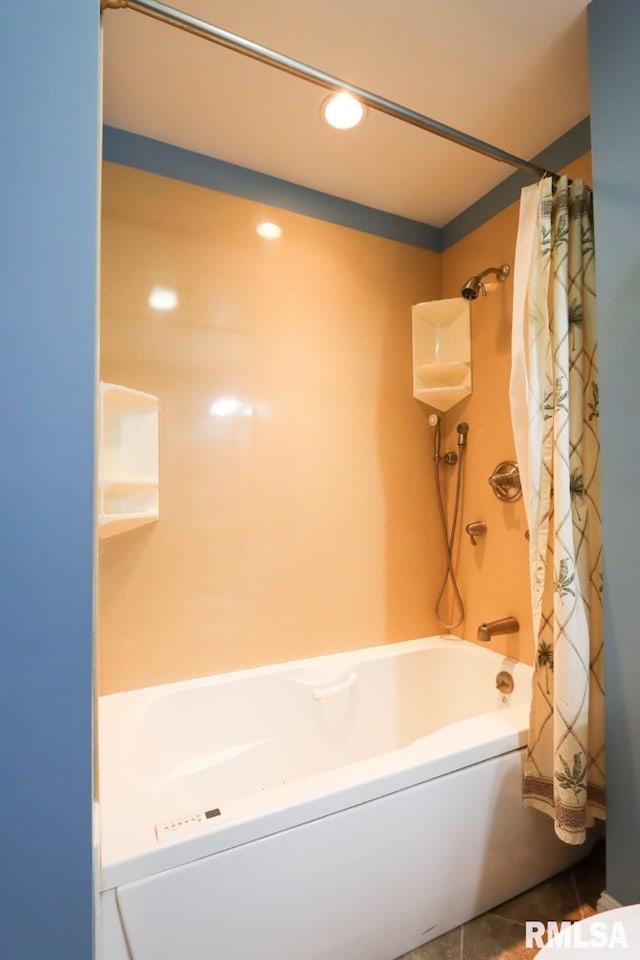 2024 Lind St, Quincy, IL 62301 - bathroom featuring shower / bath combo with shower curtain and recessed lighting
