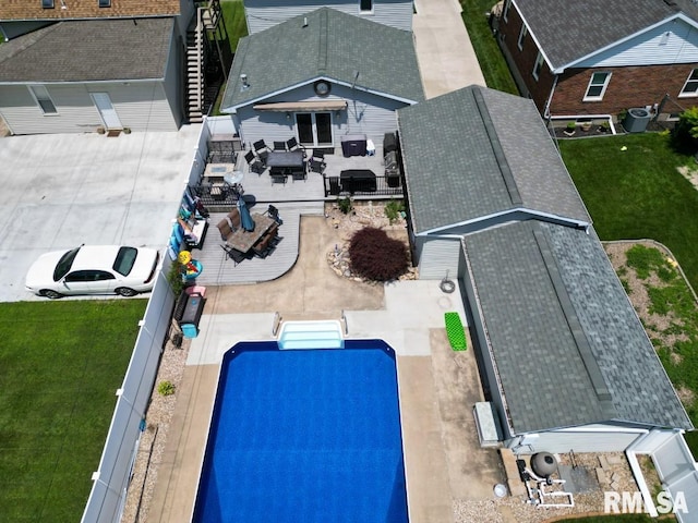 2024 Lind St, Quincy, IL 62301 - view of subject property featuring a pool area
