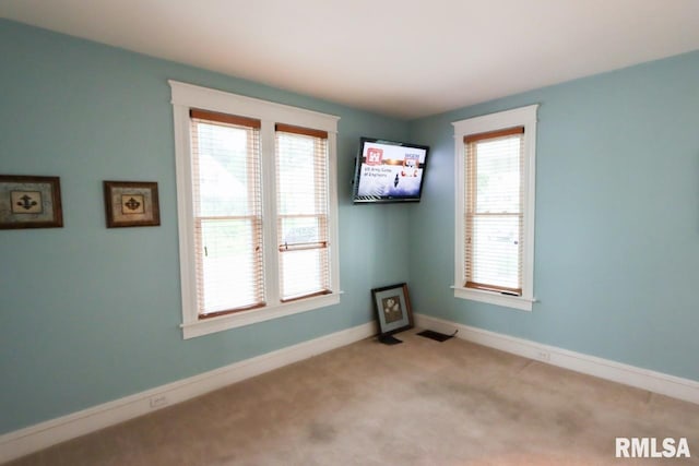 2024 Lind St, Quincy, IL 62301 - carpeted empty room featuring baseboards