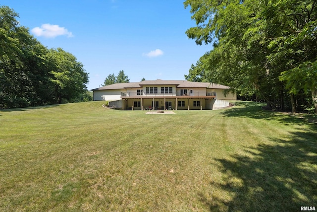 627 10th Ave, Silvis, IL 61282 - back of house featuring a yard and a wooden deck