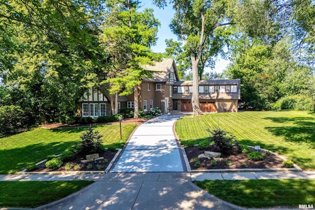 118 Ridgewood Ave, Davenport, IA 52803 - tudor home with a front lawn