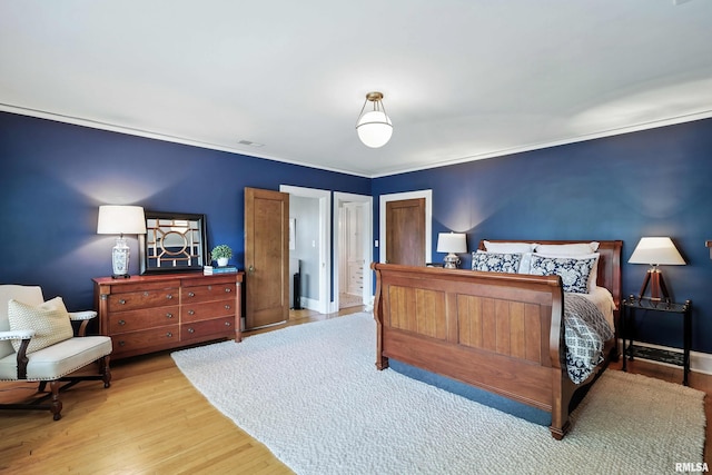 118 Ridgewood Ave, Davenport, IA 52803 - bedroom with light wood-style floors and crown molding