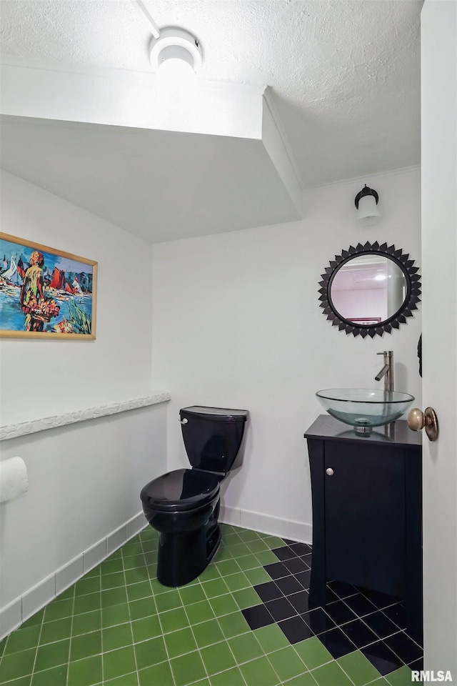 118 Ridgewood Ave, Davenport, IA 52803 - half bathroom featuring vanity and a textured ceiling