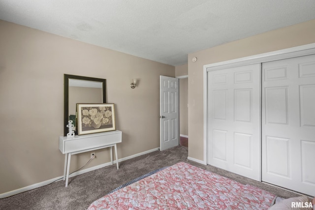 5210 N Division St, Davenport, IA 52806 - carpeted bedroom with a closet and a textured ceiling