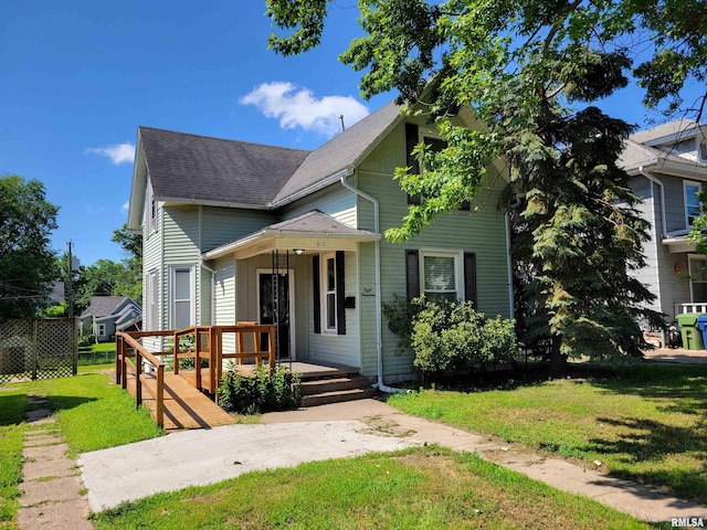 819 12th Ave S, Clinton, IA 52732 - view of front facade with a front lawn and roof with shingles