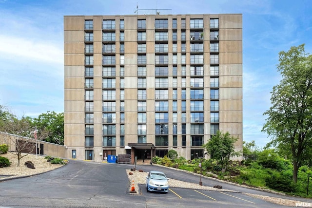 1800 7th St Unit 10E, East Moline, IL 61244 - view of apartment building / complex featuring uncovered parking