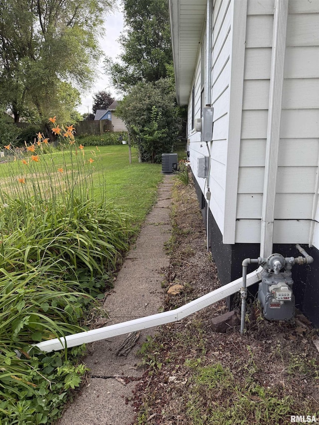235 20th Pl, Clinton, IA 52732 - view of yard
